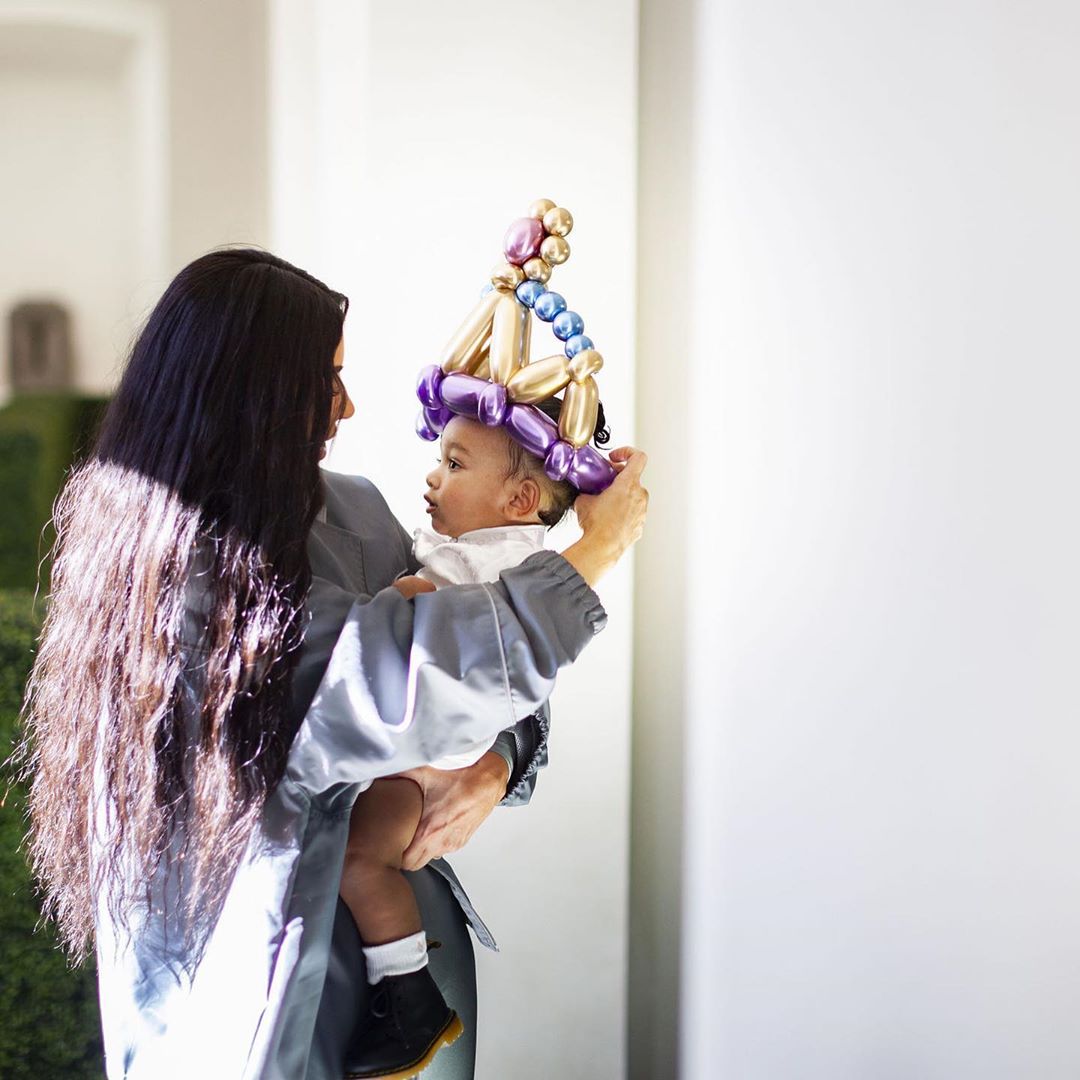 Чикаго в стране чудес: Ким Кардашьян устроила для младшей дочери сказочную вечеринку