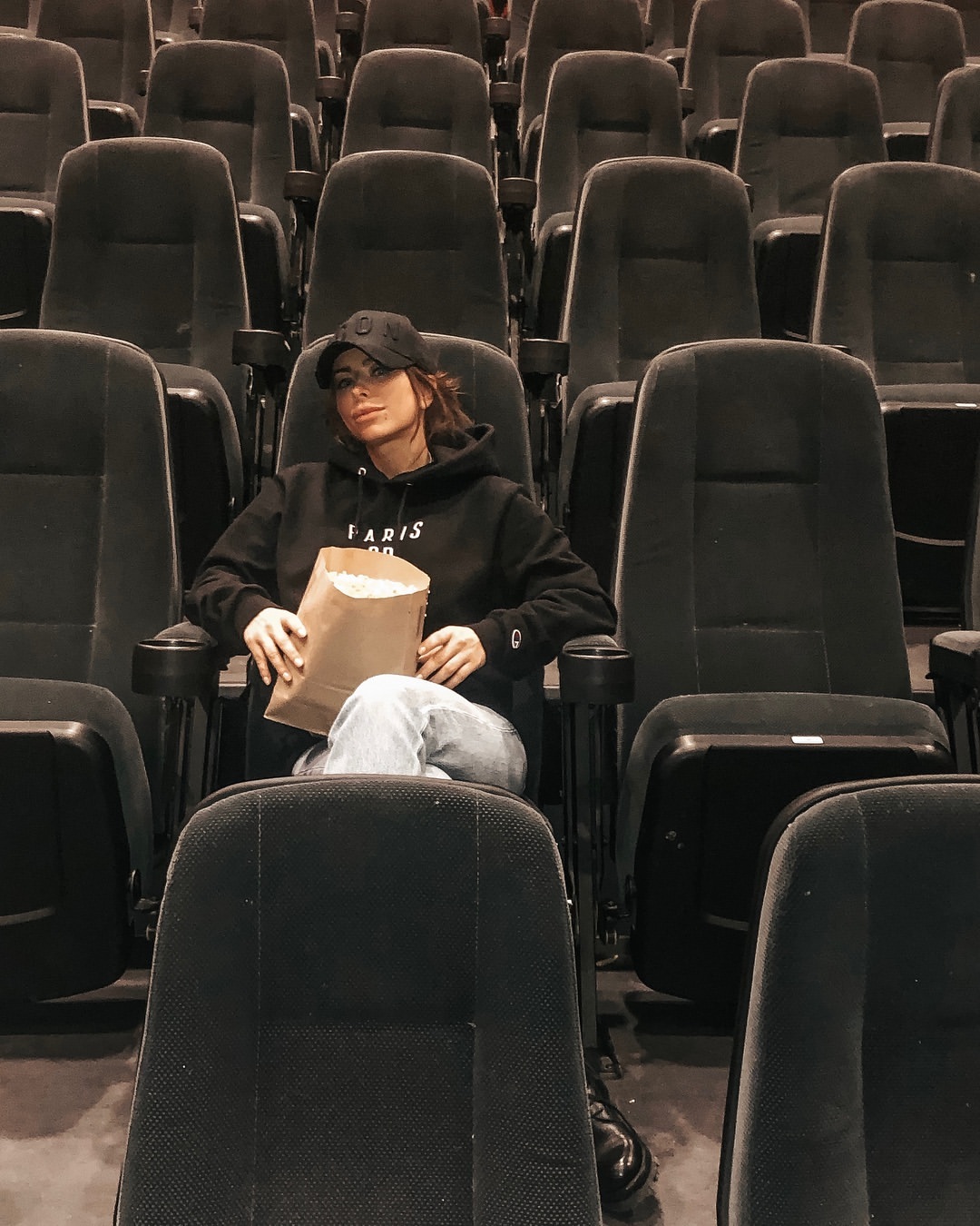 "Одна в зале?" Ани Лорак без макияжа озадачила новым фото