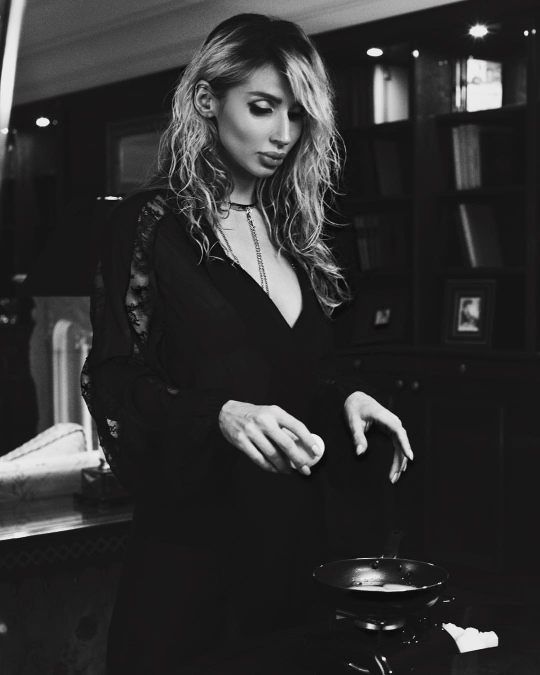 "Апетит нагуляем": Лобода з екстремальним декольте заінтригувала прихильників