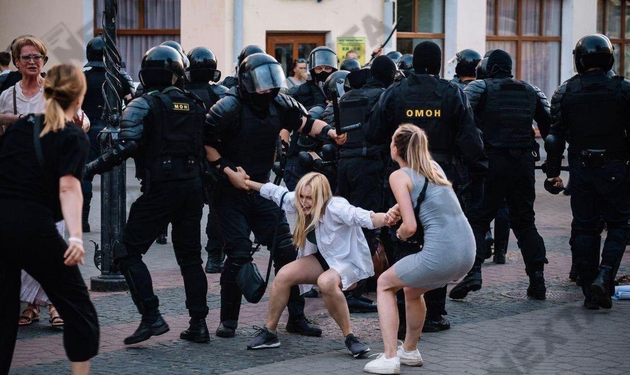 Настільки злим народ ще не був: фото протестів у Білорусі, які зачіпають за живе