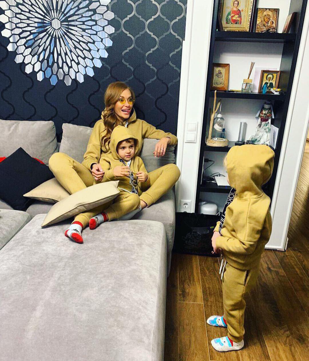 "Мама-курка з курчатами": Слава Камінська умилила яскравими family look