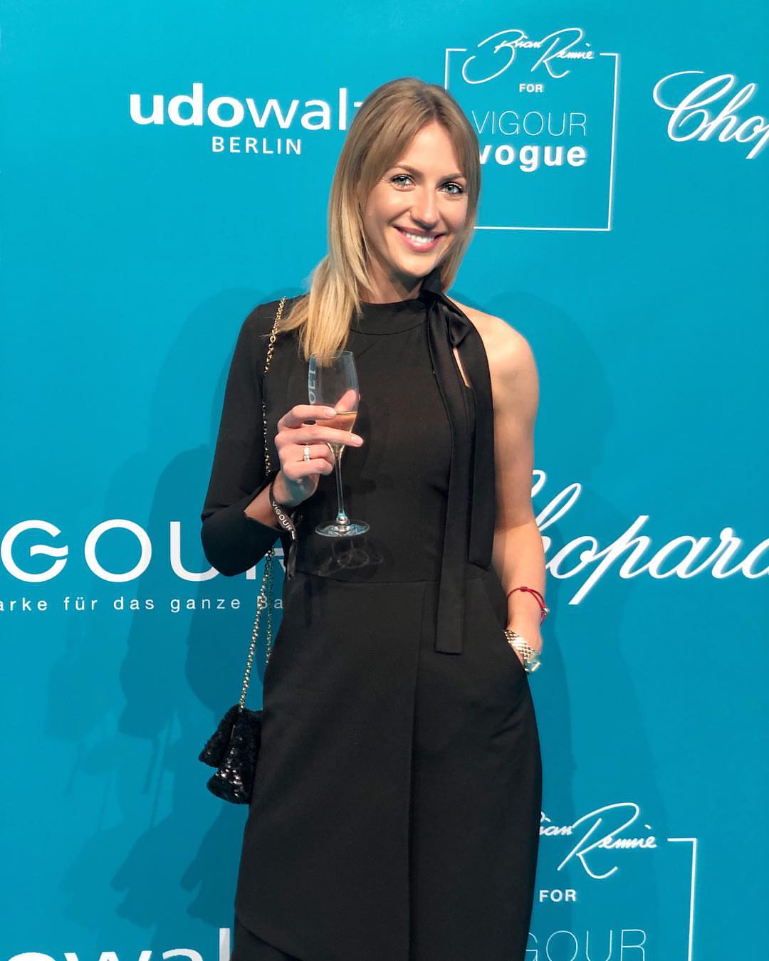 Леся Никитюк в элегантном комбинезоне раскрыла тайну кольца на пальце