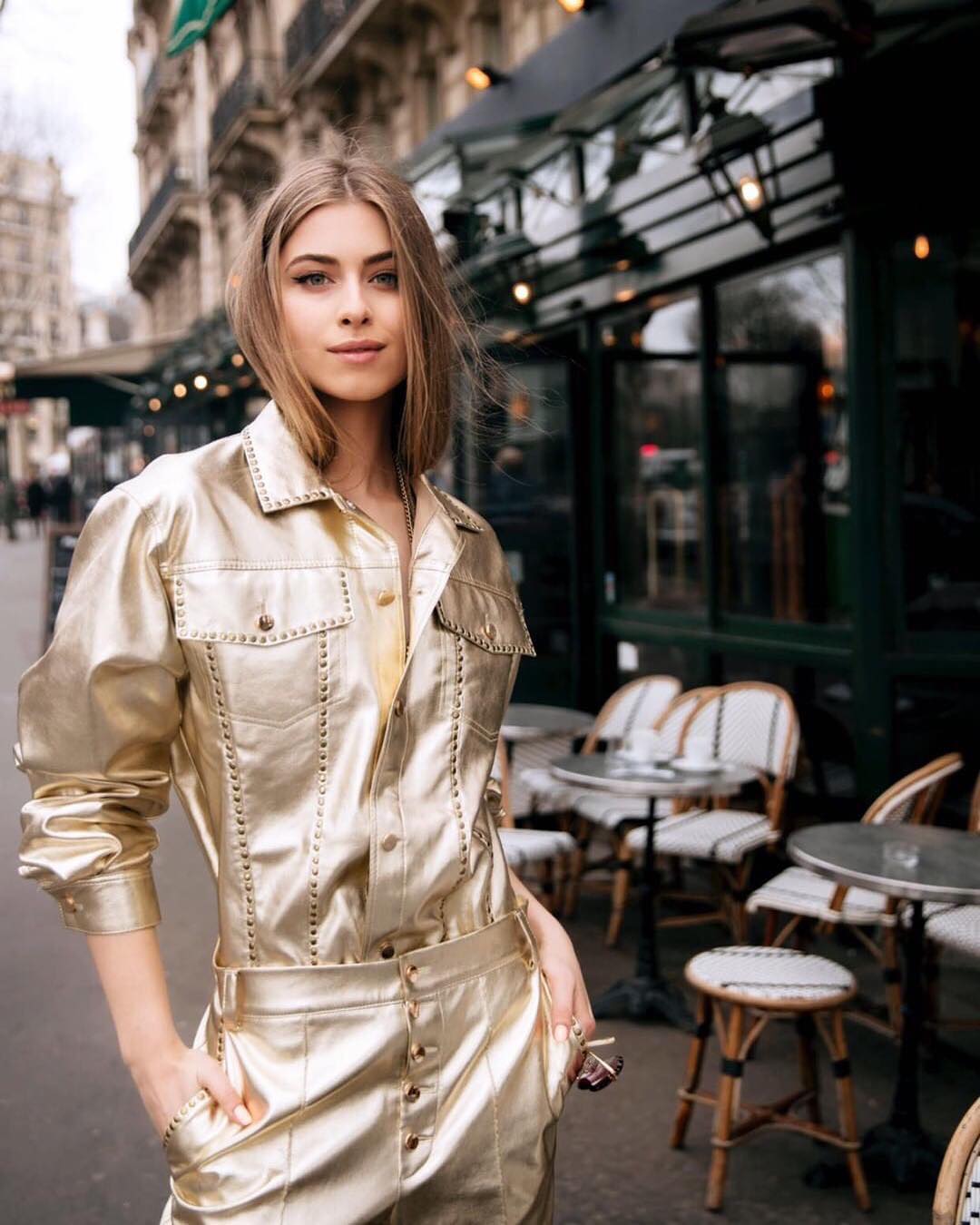 Сліпуче: внучка Ротару гуляла по Парижу у вбранні від українського бренду