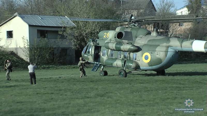 У Вінницькій області КОРД на вертольоті знешкодив чоловіка, який стріляв у поліцейських