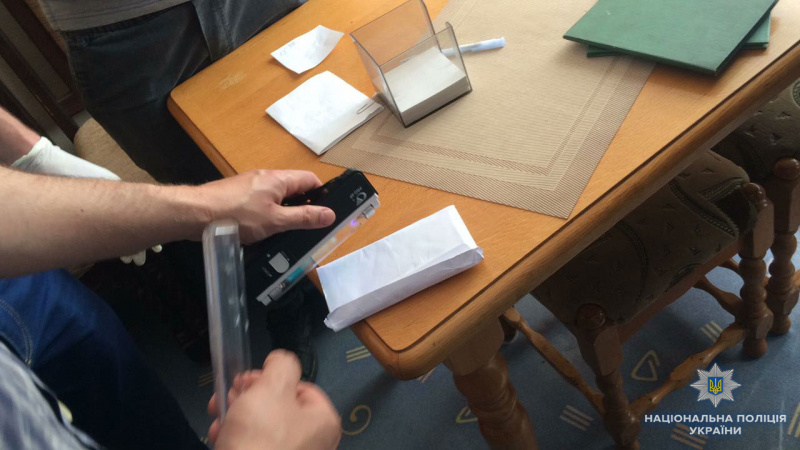 Столичная полиция задержала двух чиновников, которые наживались на госимуществе