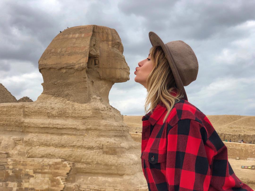Просто шикардос: Леся Нікітюк в Єгипті показала "поцілунок зі Сфинксом"