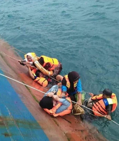 В Індонезії в результаті аварії порому загинули майже 30 осіб