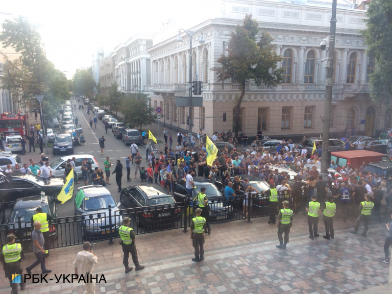 Активисты под стенами Рады повредили автомобиль одного из нардепов