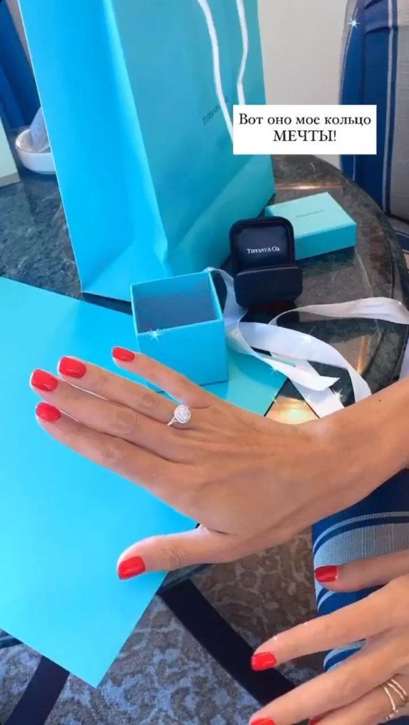 Подарував цілих два! Наречена Володимира Остапчука похвалилася кільцями на заручини