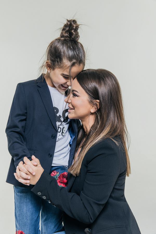 В вечерних платьях и потертых джинсах: Ани Лорак поделилась стильной фотосессией с дочкой