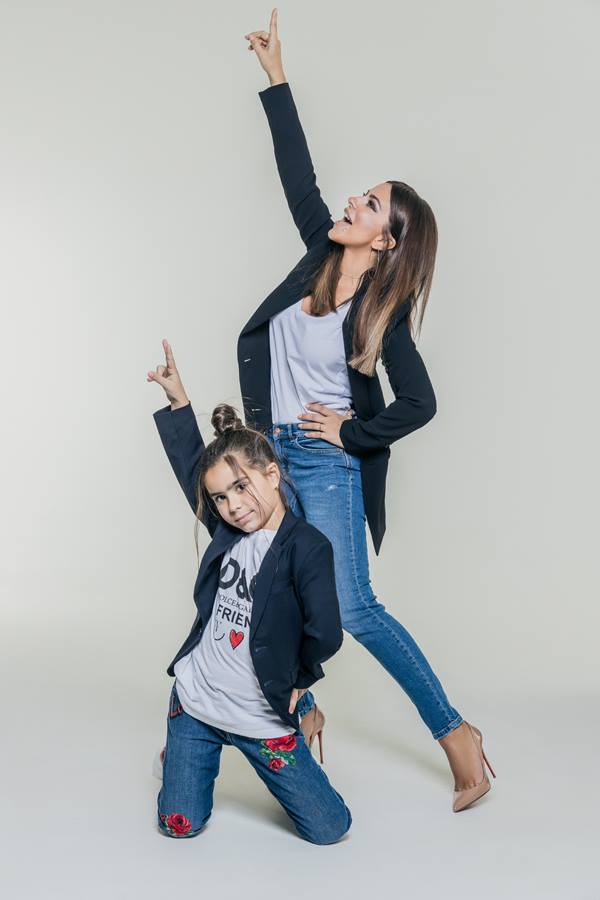 В вечерних платьях и потертых джинсах: Ани Лорак поделилась стильной фотосессией с дочкой