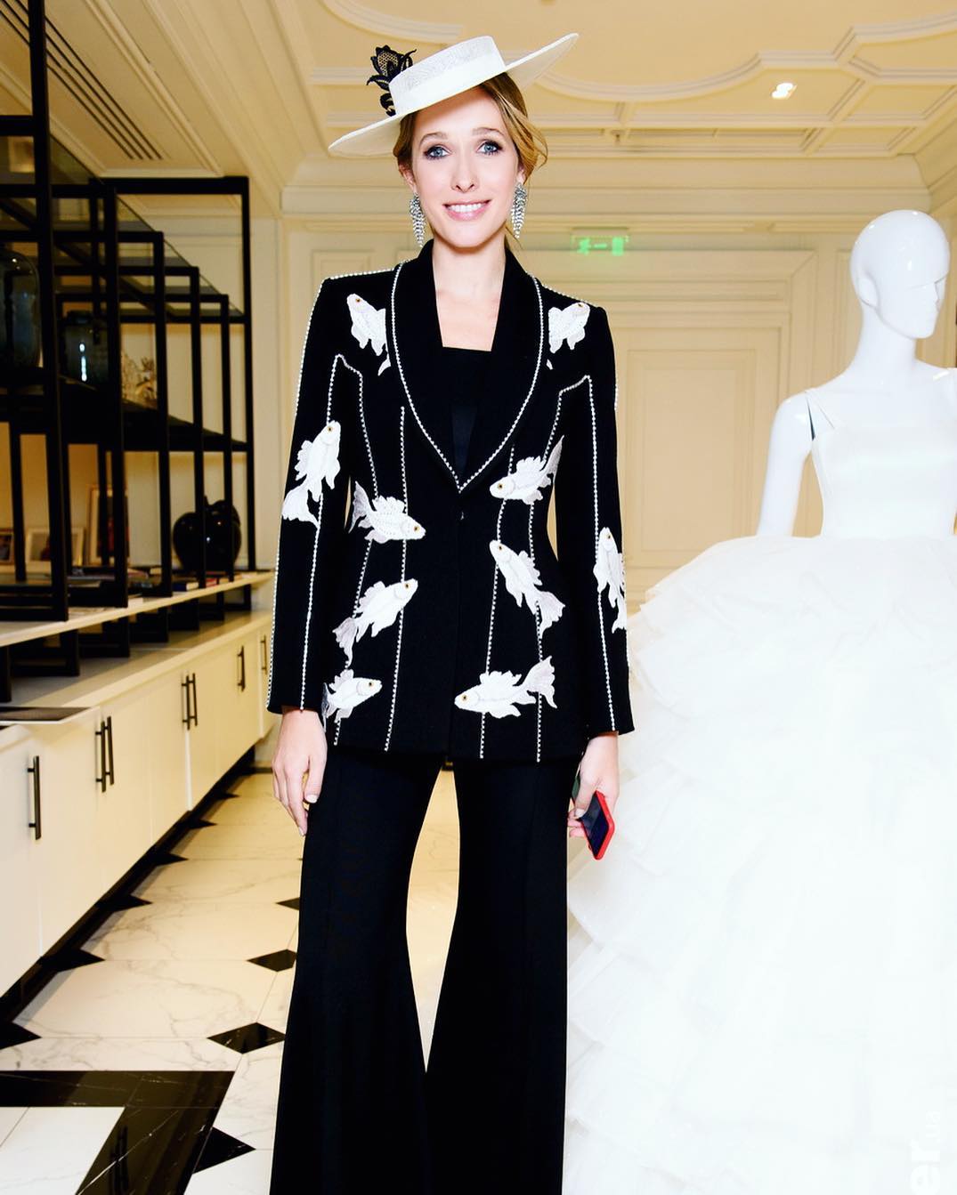 Рыбка-рыбка: Катя Осадчая вышла в свет в оригинальном наряде