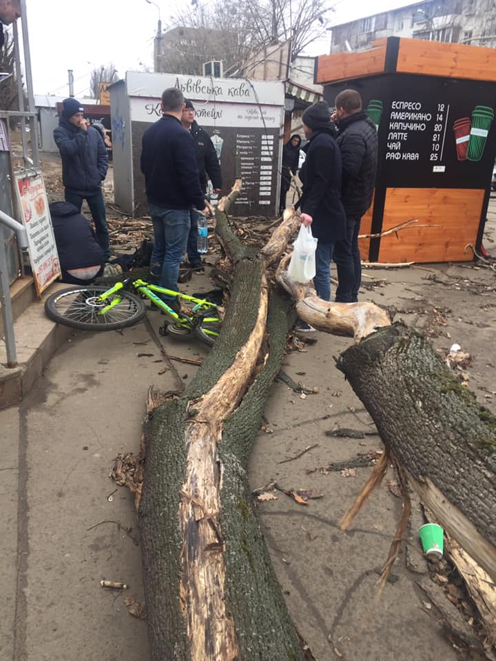 В Киеве на проезжую часть обрушилась крыша здания