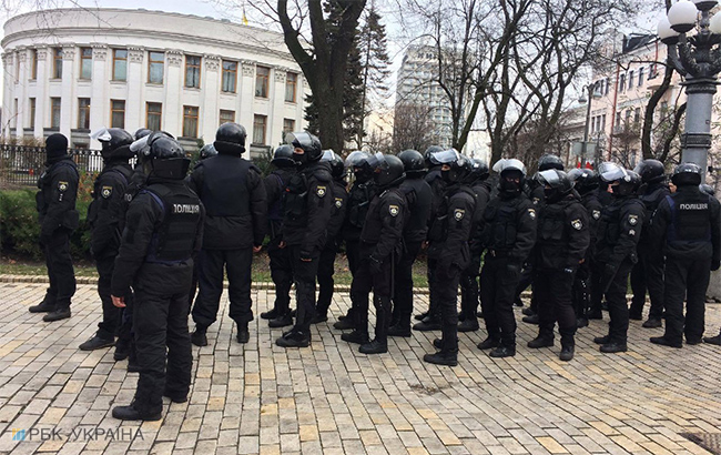 Під будівлю Ради стягують силовиків