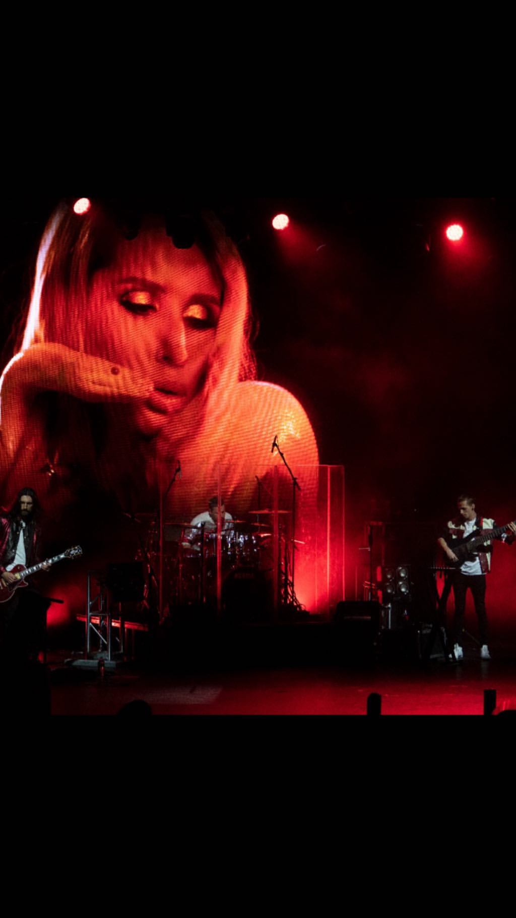 В блестящих мини-платьях и сапогах-чулках: Лобода показала сценические наряды