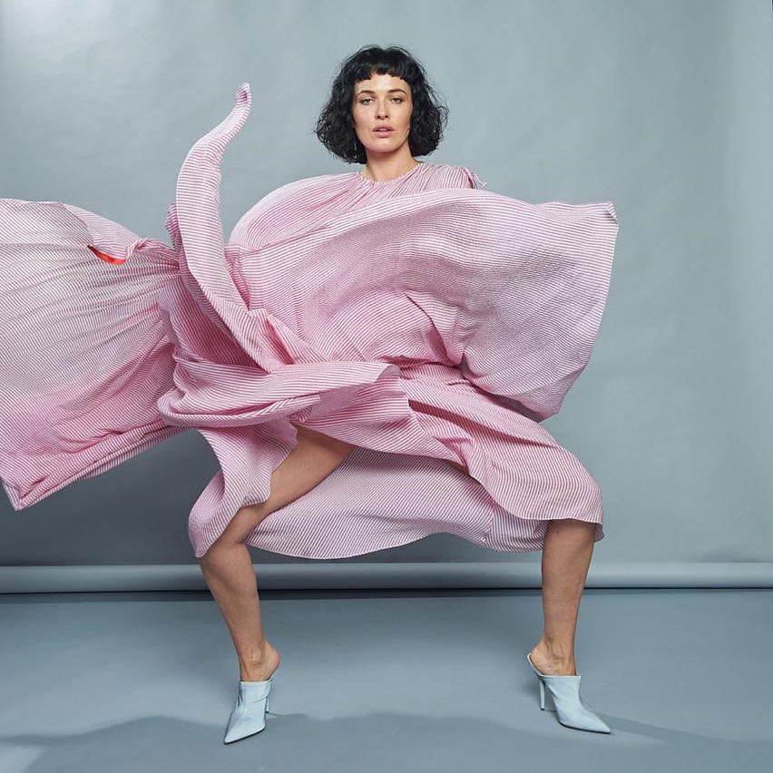 Соблазнительная Даша Астафьева в плаще засветила бесконечные ноги