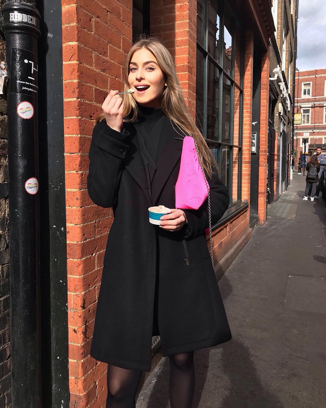 Весеннее искушение: внучка Ротару показала трендовый стрит-стайл look