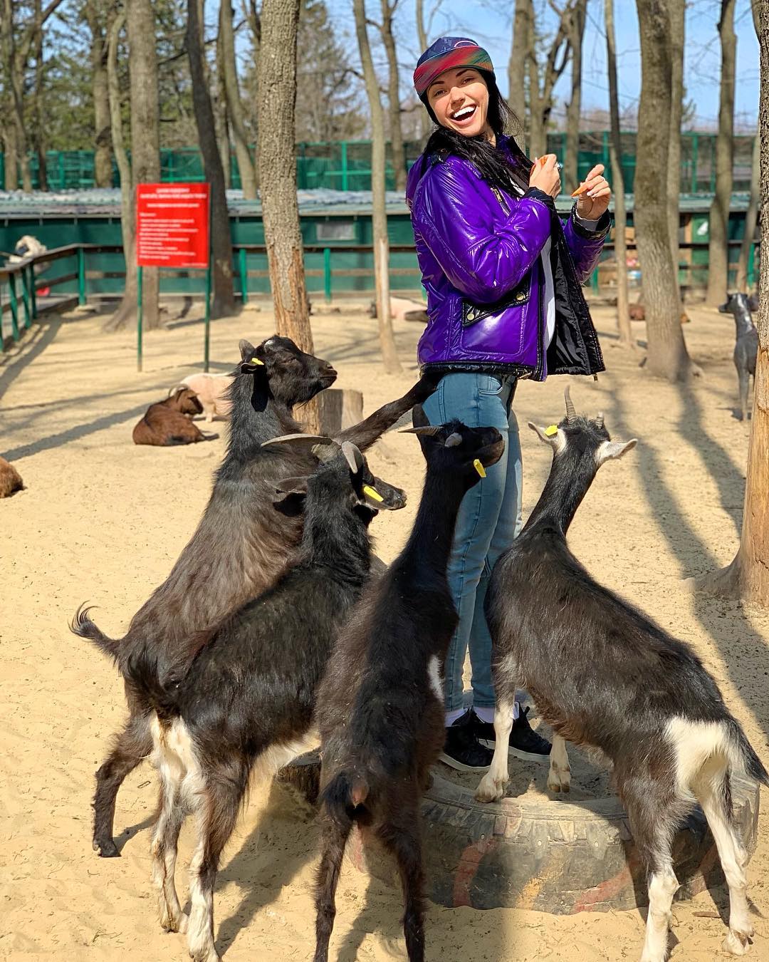 "Відбиваюся, як можу": Віка з Неангелів поскаржилася на раптовий "напад"