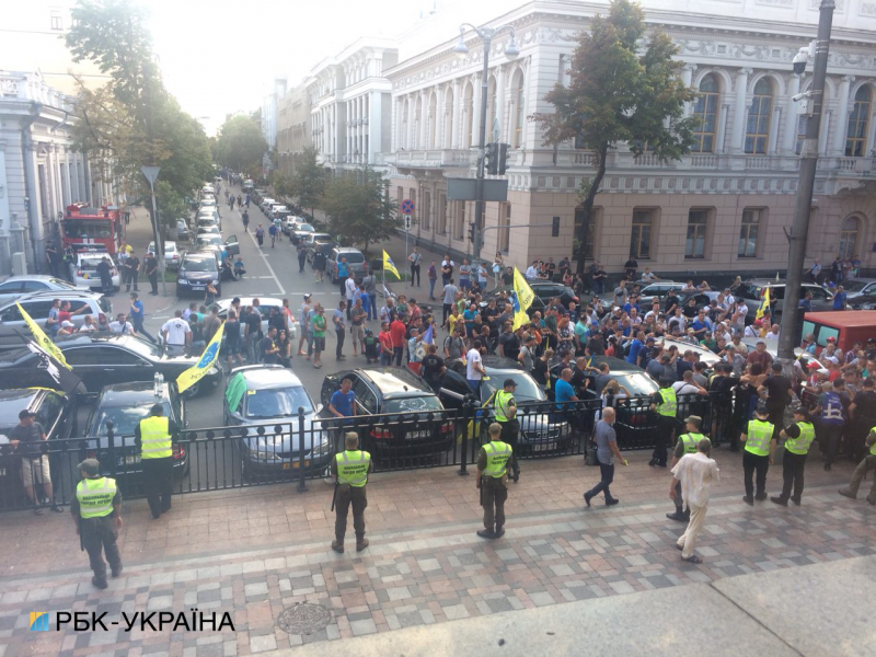 Активисты под стенами Рады повредили автомобиль одного из нардепов