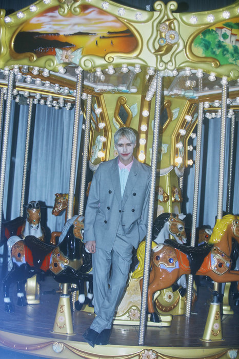 Макс Барских примерил необычный образ и рассказал о дружбе в шоубизе