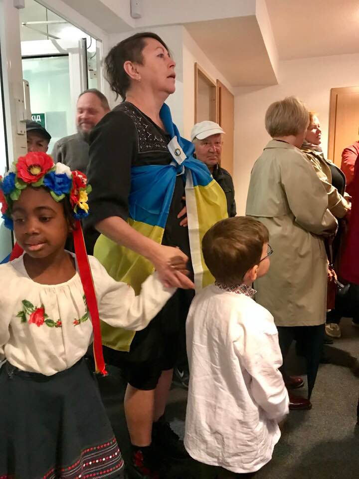 Темношкіра україночка на виборах президента розчулила мережу (фото)