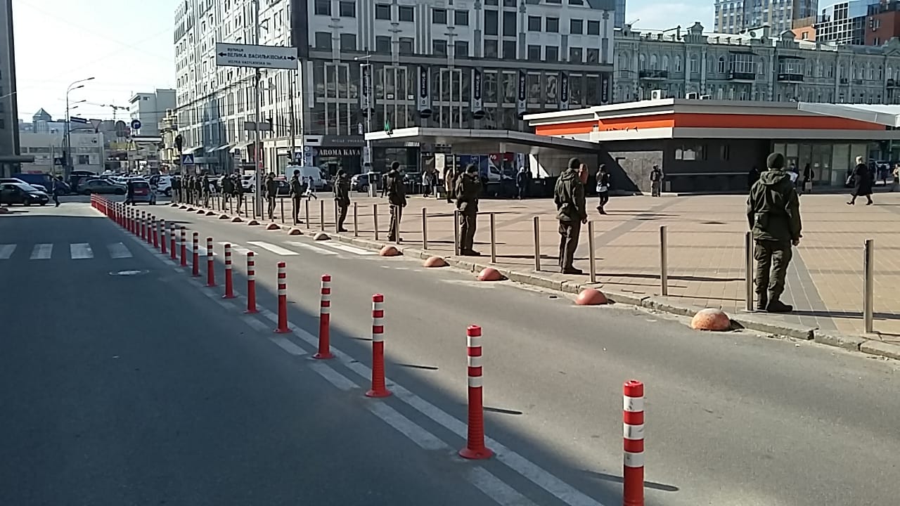 Дебати Зеленського і Порошенка: до стадіону стягнули Нацгвардію (фото)