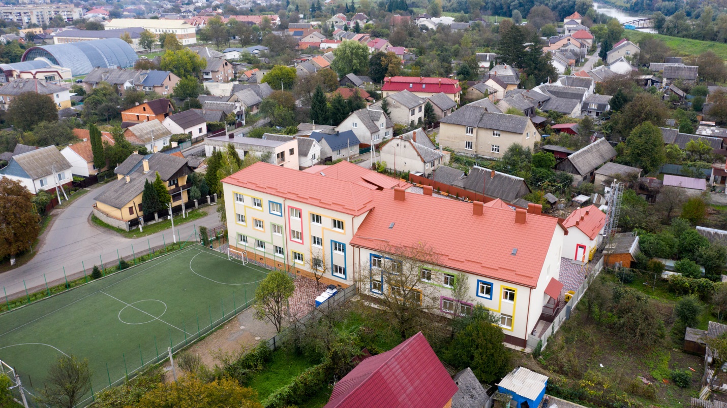 На Закарпатье продолжается ремонт школ и дорог сразу на нескольких участках