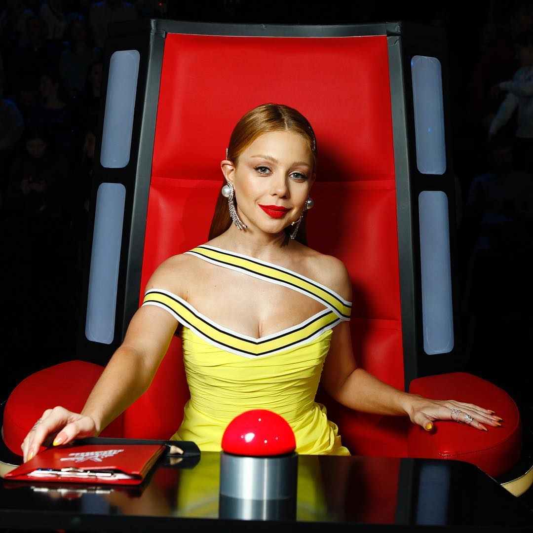 Флаг Украины: Осадчая и Кароль поразили эффектными нарядами на Голосі країни 9