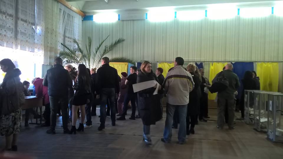 Під Києвом виборці не можуть потрапити на дільницю: що сталося