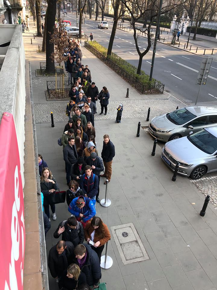 Черги в Польщі та військові частини в Косово: як українці голосують за кордоном