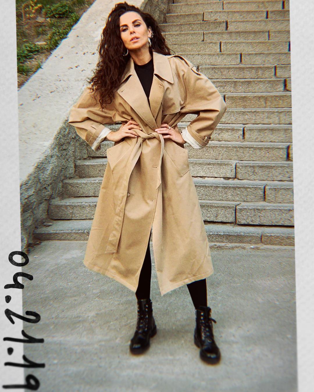 "Сияет счастьем": похудевшая Каменских в тренче восхитила внешним видом