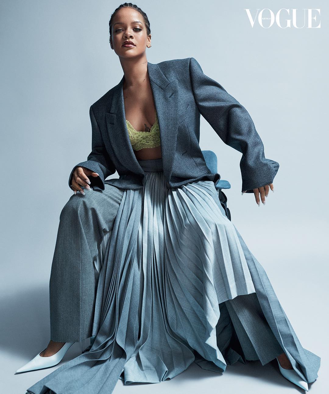 Прирожденная бунтарка: дерзкая Рианна в белье снялась для Vogue