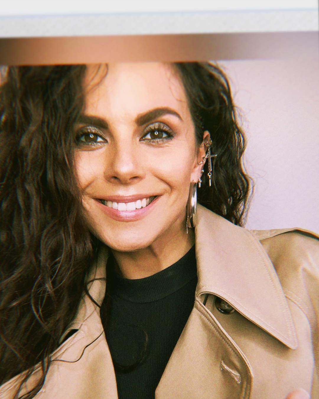 "Сияет счастьем": похудевшая Каменских в тренче восхитила внешним видом