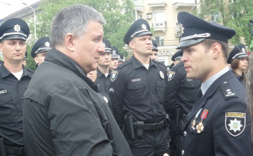 глава МВС Арсен Аваков дав старт роботі патрульної поліції в Маріуполі