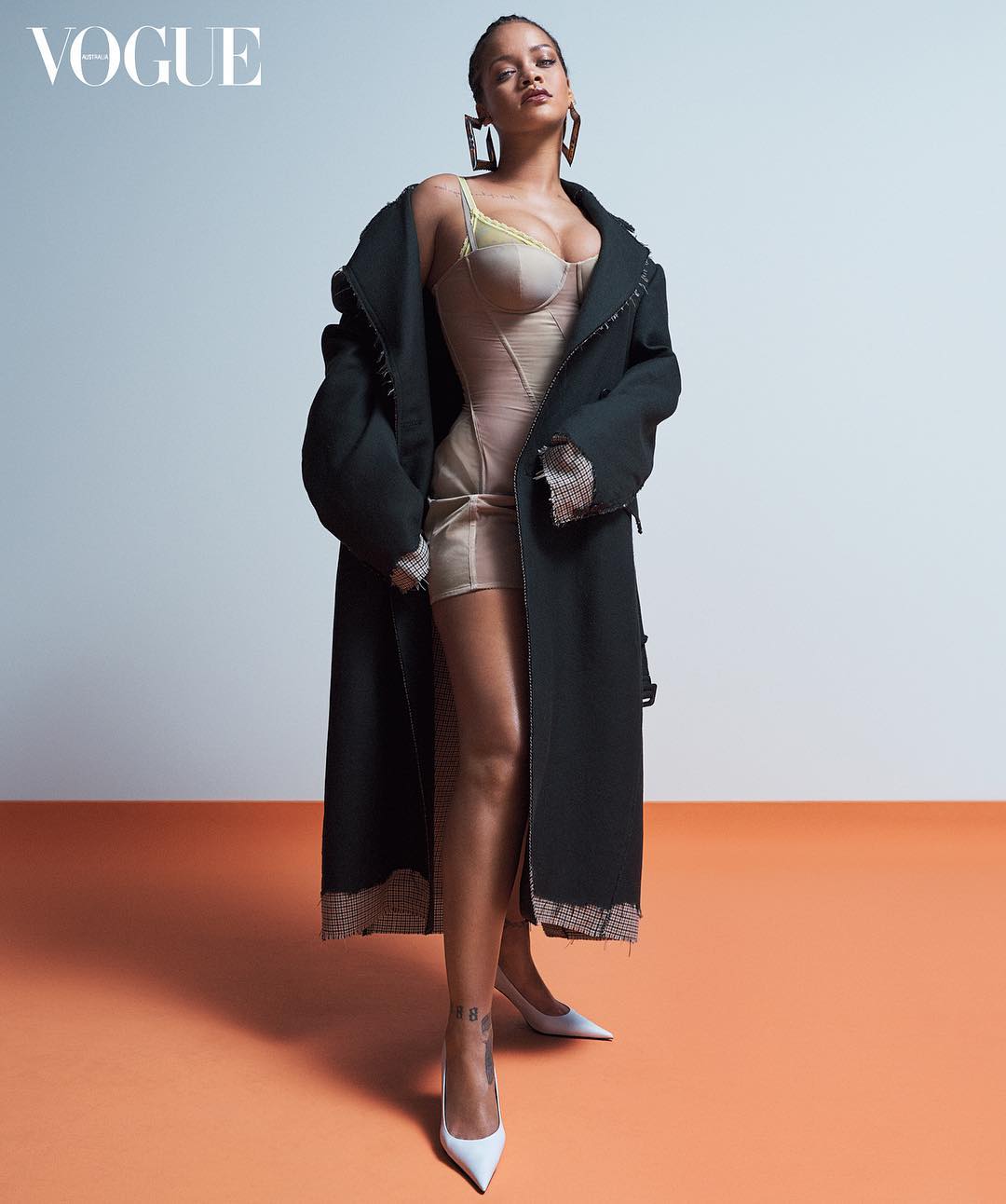 Прирожденная бунтарка: дерзкая Рианна в белье снялась для Vogue