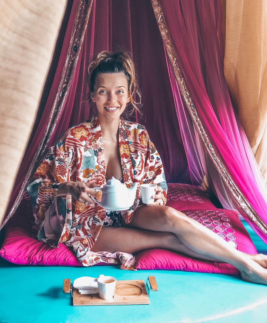 Регина Тодоренко в купальнике отмечает Пасху в турецком стиле