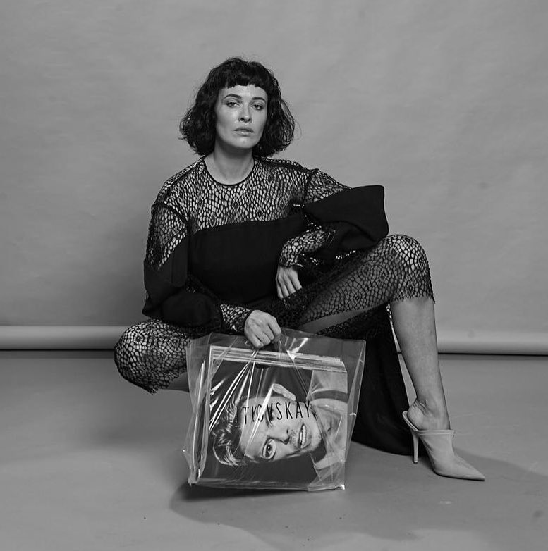 Соблазнительная Даша Астафьева в плаще засветила бесконечные ноги