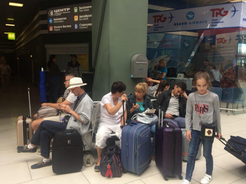 Задержка рейсов в аэропорту &quot;Киев&quot;: пассажирам пообещали вылет из &quot;Борисполя&quot;