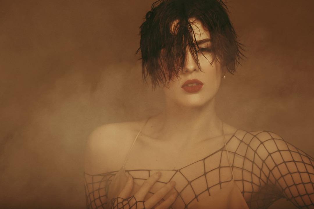 До мурашек! Жгучая MARUV облачилась в сетку ради чувственной фотосессии