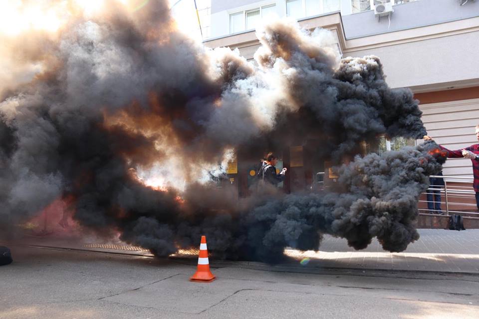 Вбивство Гандзюк: активісти запалили файєри