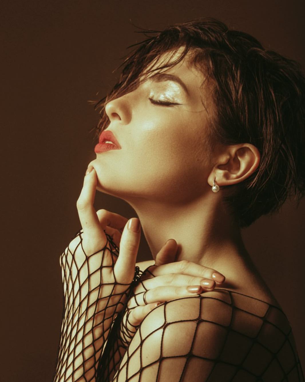 До мурашек! Жгучая MARUV облачилась в сетку ради чувственной фотосессии