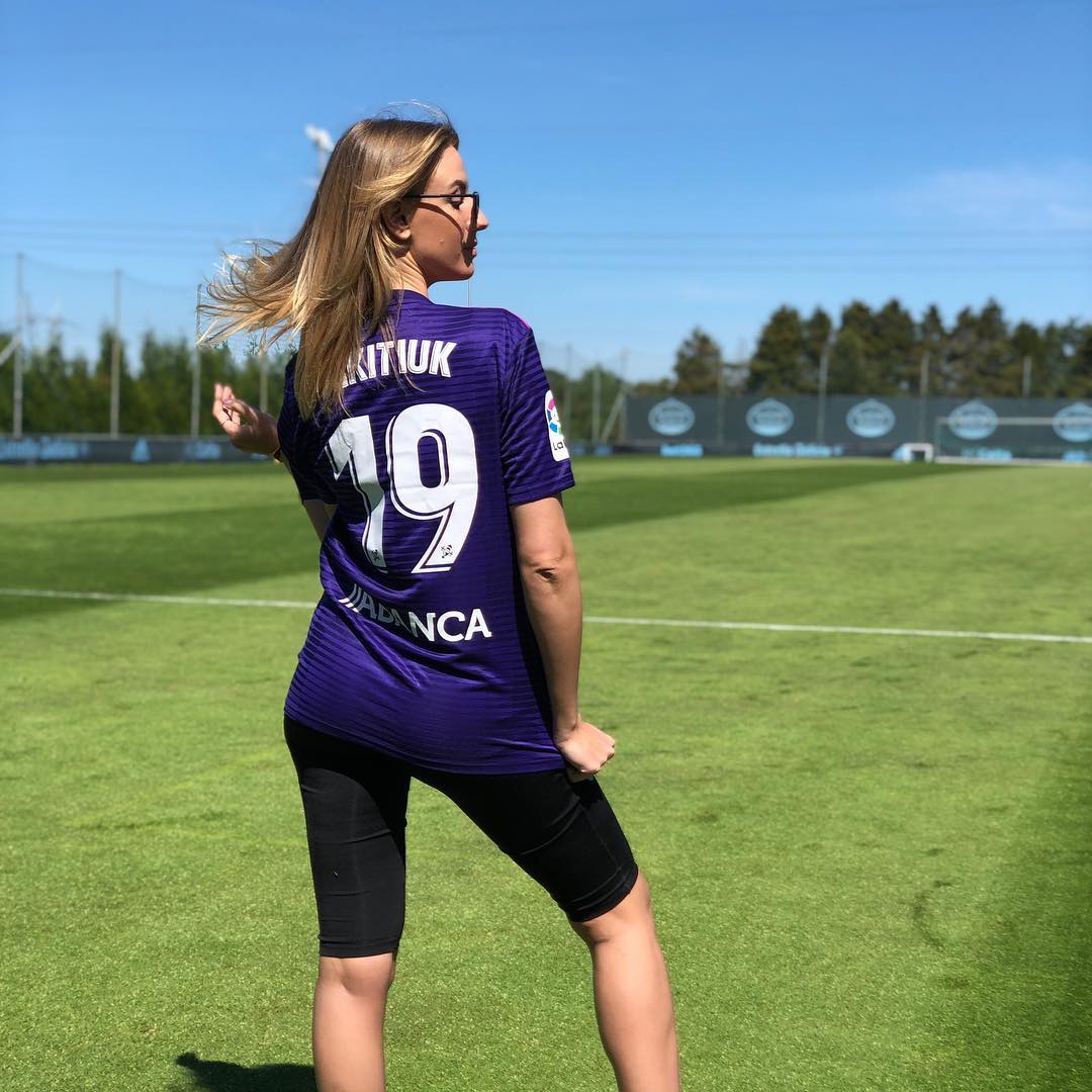 Игривая болельщица: Никитюк раздразнила оригинальным фотосетом из Испании