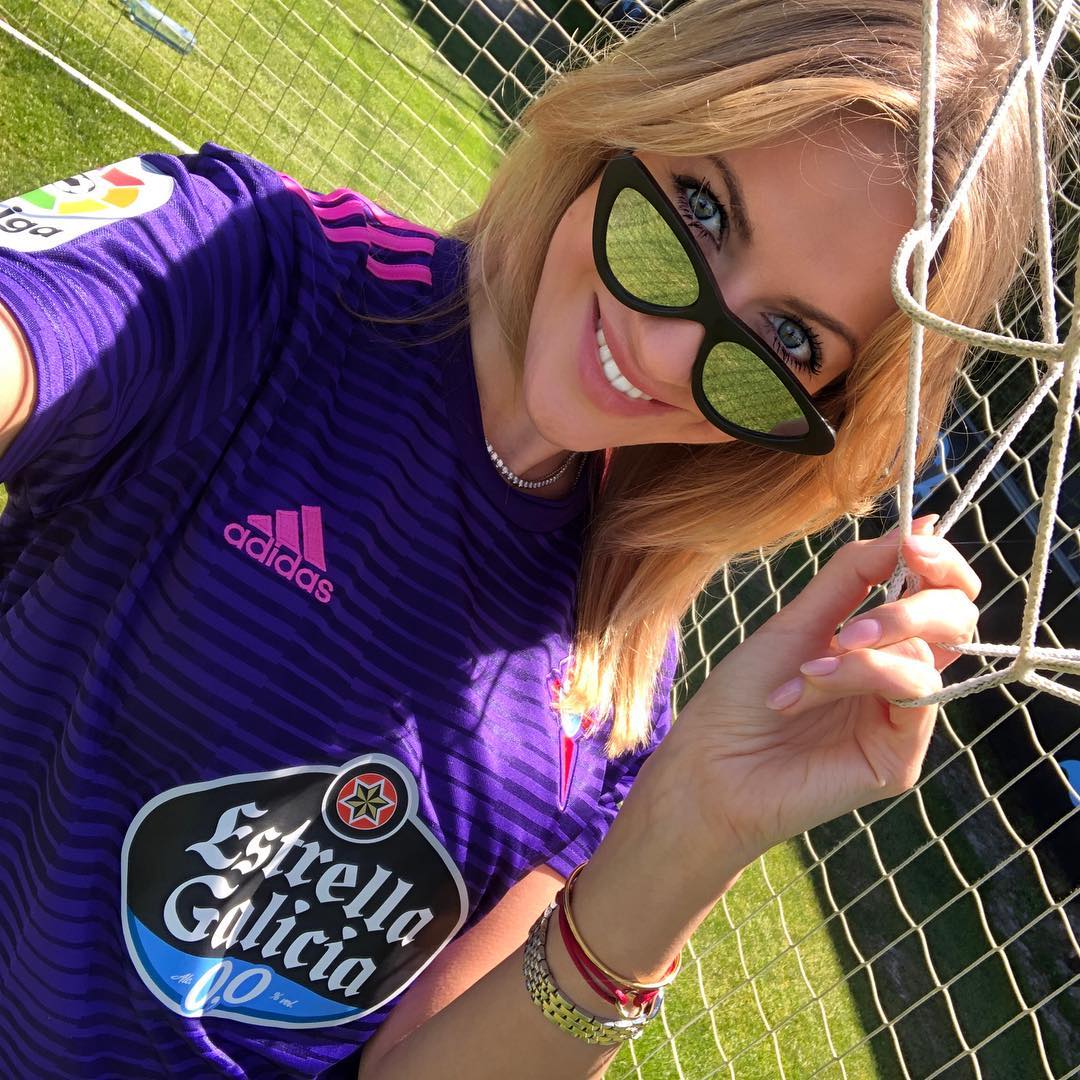 Игривая болельщица: Никитюк раздразнила оригинальным фотосетом из Испании