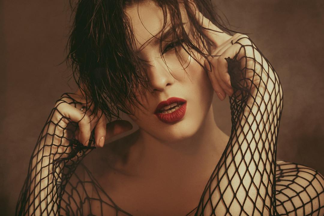 До мурашек! Жгучая MARUV облачилась в сетку ради чувственной фотосессии