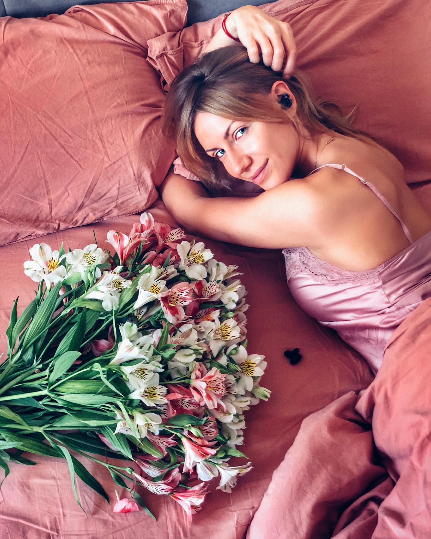 Цветы в постели: Леся Никитюк в белье заинтриговала утренним фото
