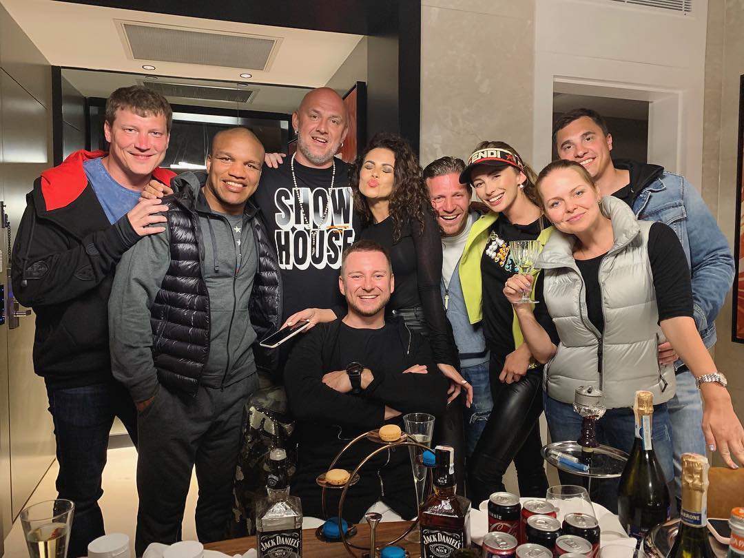 Объятия и поцелуй: Потап с Настей Каменских засветились в компании звездных друзей