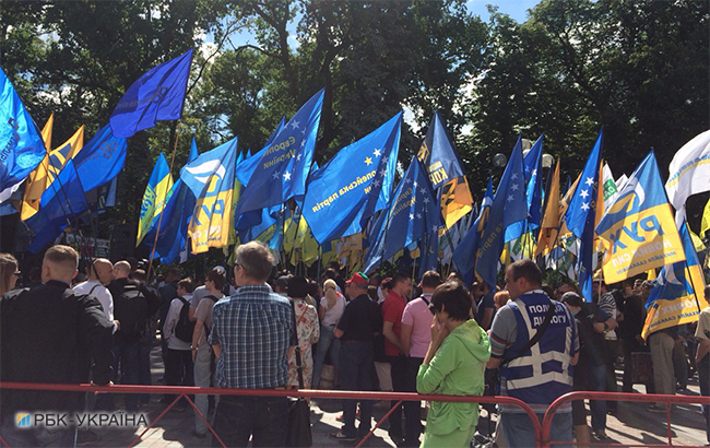 Під Радою проходить акція проти виборів за закритими списками