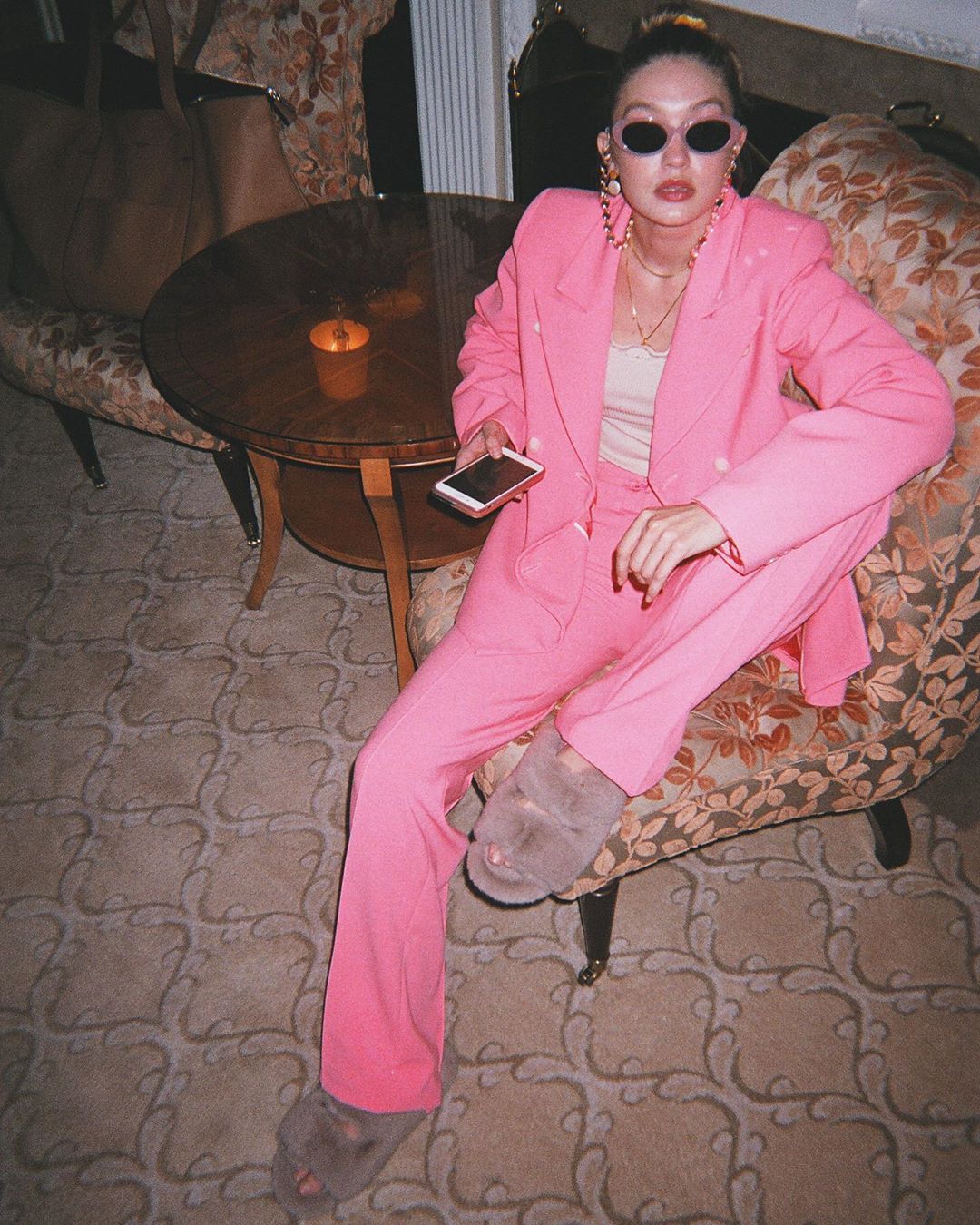 Рожевий в тренді: Джіджі Хадід показує, як носити брючний костюм