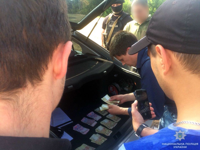В Донецкой области полицейские задержали на взятке и.о. командира воинской части