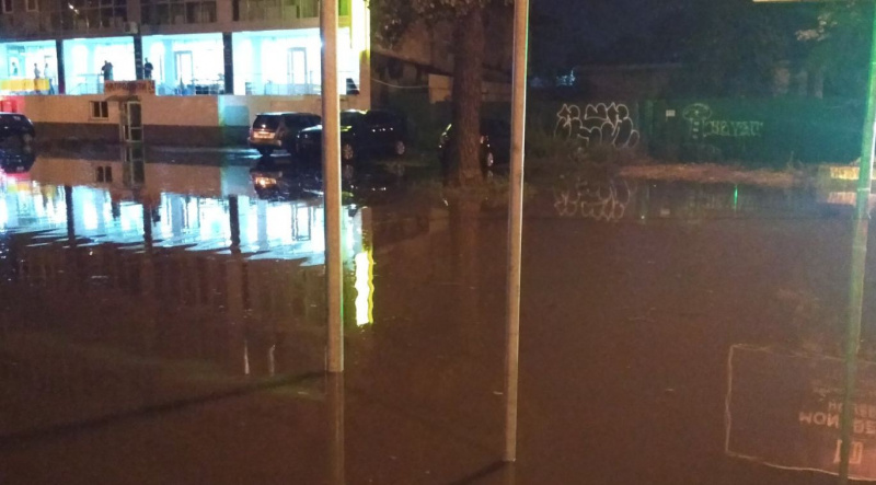 В Киеве сильный ливень затопил центр города